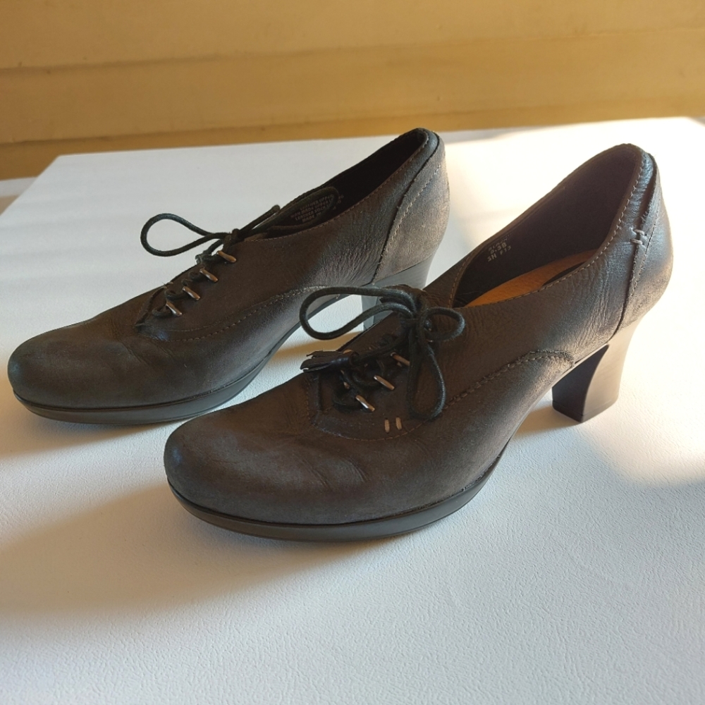 Earth Shoes Black Leather Heels